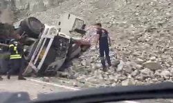 Freni patlayan tırdan atlayan sürücü öldü, 2 kişi yaralandı