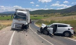 Otomobil ile kamyon çarpıştı: 4 yaralı