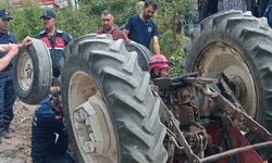 Yaşlı adam ters dönen traktörün altında kaldı