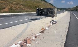 Tuğla yüklü kamyonet devrildi: 4 yaralı