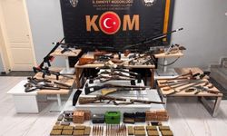 Bir iş yerinde silah ve tarihi nitelikteki tüfekler ele geçirildi