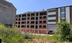 Oğlunun gözü önünde 4. kattan düştü
