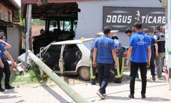 Yaşlı karı koca duvara çarpan otomobilde can verdi