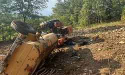 Devrilen traktörün sürücüsü hayatını kaybetti
