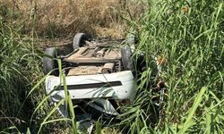 Kanala düşen araçtaki iki kişi yaralandı