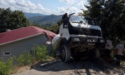 Beton mikseri evin çatısına düştü