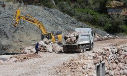 Heyelan Nedeniyle Kapanan Mahalle Yolunda Çalışmalar Sürüyor