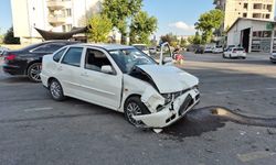 İki otomobil çarpıştı: 1’i ağır 3 yaralı