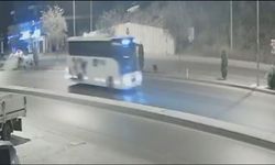 Tur otobüsünün sıkıştırdığını iddia ettiği motosiklet sürücüsü ağır yaralandı