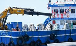 Antalya'da 50 yapay resif denize indirildi