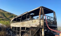 Yanan yolcu otobüsü hurdaya döndü