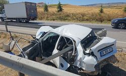 Tırla çarpışan otomobil bariyerlere saplandı: 1 yaralı