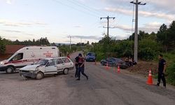 Kavşakta çarpışan iki otomobilde 10 kişi yaralandı