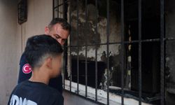 Ev küle döndü, çocuğu itfaiye ekipleri teselli etti