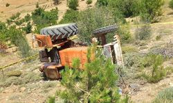 Devrilen traktörün sürücüsü hayatını kaybetti