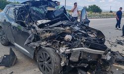 Kamyonete çarpan otomobil hurdaya döndü: 1 yaralı