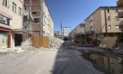 Yıkım çalışmasındaki iş makinesi devrildi: 1 yaralı