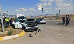 İki otomobil çarpıştı: 6 yaralı
