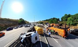 Hafriyat kamyonu devrildi: 2 yaralı