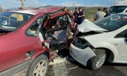 İki otomobil çarpıştı: 1’i bebek 7 yaralı