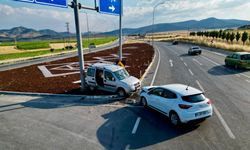 Hafif ticari araç otomobille çarpıştı: 7 yaralı