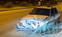 Fethiye'de refüje çarpan otomobil karşı şeride savruldu
