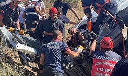 Freni patlayan kamyon, otomobilin üzerine devrildi: 6 yaralı