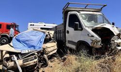Kamyonet ile otomobil çarpıştı:Otomobil sürücüsü hayatını kaybetti