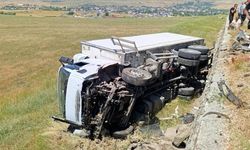 Kamyonla otomobil çarpıştı: 2 ölü, 1 yaralı