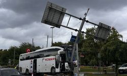 Yolcu otobüsü önce otomobile sonra levhaya çarptı: 30 yaralı