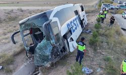 Yolcu otobüsü şarampole devrildi: 44 yaralı