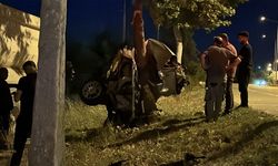 Ağaca çarpan otomobil ikiye bölündü