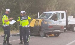 Kamyonetle otomobil çarpıştı: 1 ölü, 2 yaralı