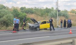 Seyir halindeki otomobil alevlere teslim oldu: 5 kişi son anda kurtuldu