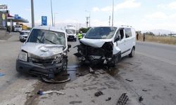 İki hafif ticari aracın çarpıştığı kazada 8 kişi yaralandı