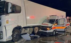Ambulans ile tır çarpıştı: 6 yaralı