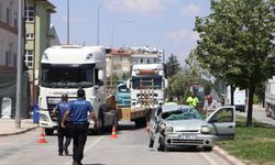 Tıra arkadan çarpan otomobil hurdaya döndü! 3 Yaralı