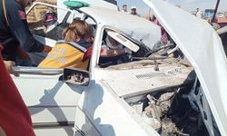 Park halindeki traktöre çarpan otomobilde 3 kişi hayatını kaybetti