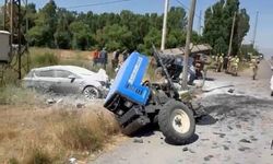Traktör ile otomobil çarpıştı: 3 yaralı