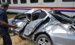 Tren otomobile çarptı: 3 yaralı