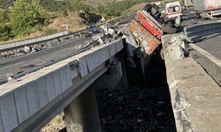 Tır, iki köprü arasına devrildi: 1 ölü
