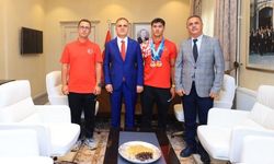 Vali Akbıyık, Köyceğizli Dünya Şampiyonu Karahan'ı altınla ödüllendirdi