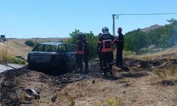 Bariyerlere çarpan otomobil alev aldı: 1 ölü, 1 ağır yaralı