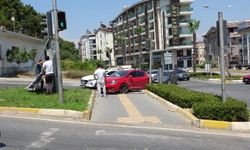 Otomobil yaya geçidine çıktı, 2 kişi yaralandı