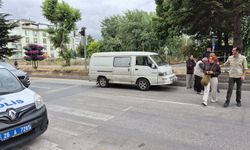 Minübüs yaya geçidindeki anneanne ve torununa çarptı