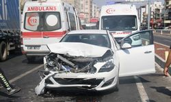 5 aracın karıştığı zincirleme kazada 6 kişi yaralandı