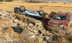 İki otomobilin çarpıştığı kazada 1 kişi öldü, 5 kişi yaralandı