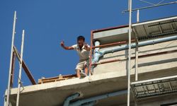Çatıya çıkan işçi para hesabına yatınca aşağıya indi