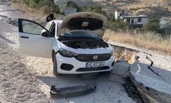 Otomobil, heyelanda yükselen asfalta çarptı