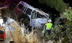 Minibüs tarlaya devrildi: 1 ölü, 2 yaralı